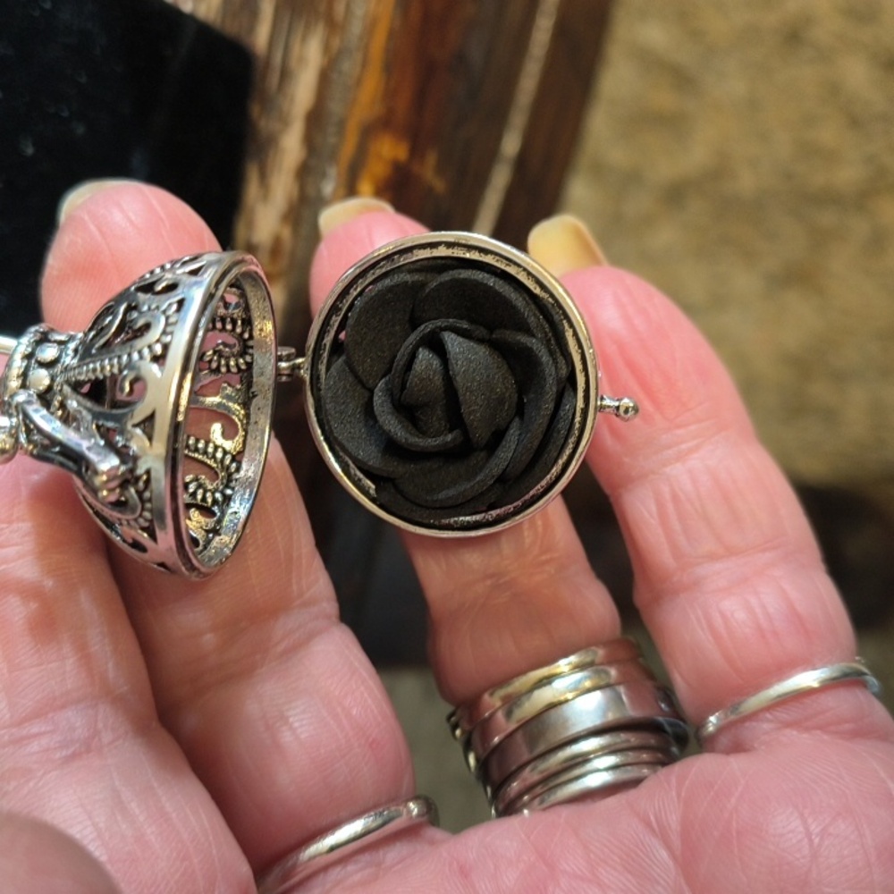 Victorian Apocothy Necklace , Small Rose Inside Holds Scents - Picture 3 of 8